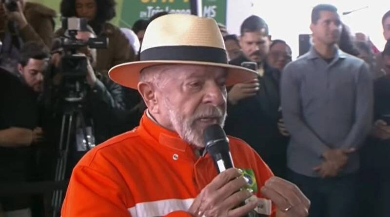 Lula critica privatizações ao visitar fábrica da Petrobras em MS