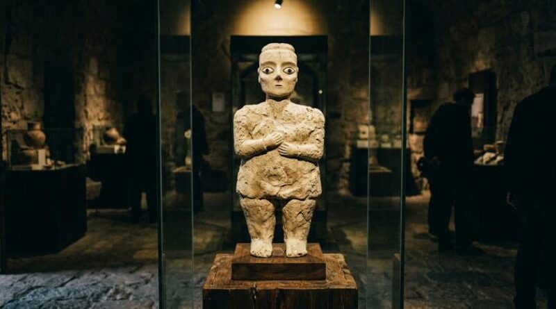 Mistério na Jordânia: estátuas de 9 mil anos encontradas com aparência alienígena desafiam explicações sobre os povos antigos