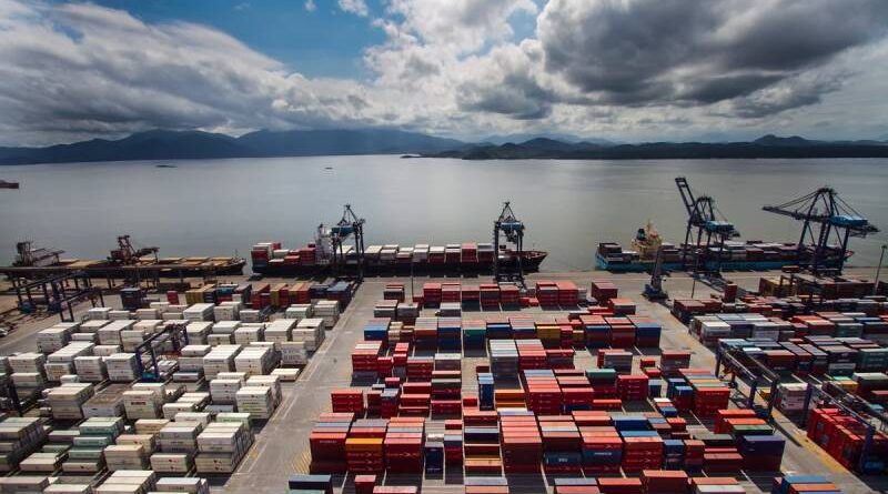 Governo decide manter imposto de 12% sobre exportação de petróleo Governo decide manter imposto de 12% sobre exportação de petróleo