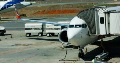 Querosene de aviação sobe 57,6% em um ano e pressiona passagens