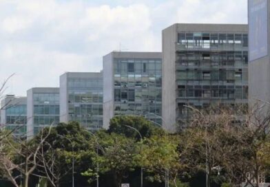 Governo analisa proposta de ajuste no Simples apresentadas por relator Governo analisa proposta de ajuste no Simples apresentadas por relator