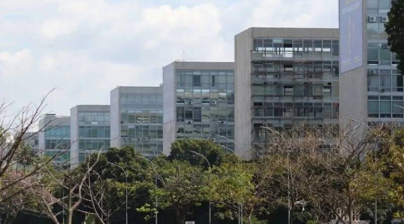 Governo analisa proposta de ajuste no Simples apresentadas por relator Governo analisa proposta de ajuste no Simples apresentadas por relator