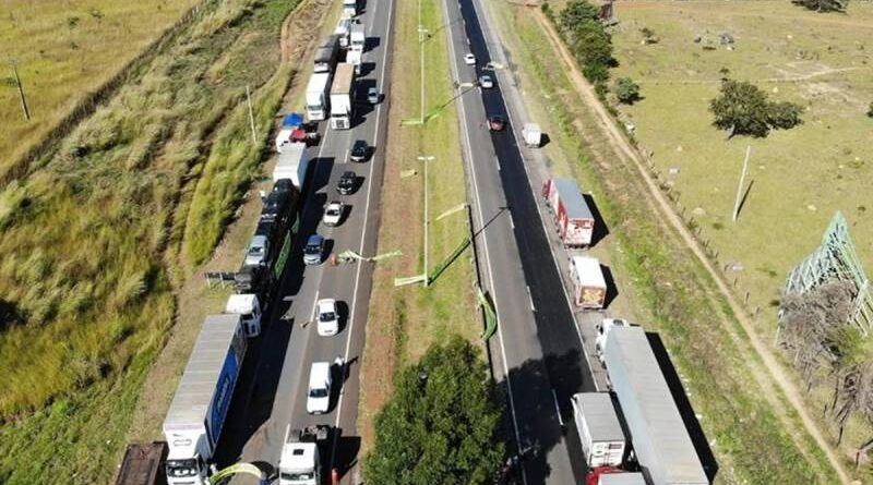 Líder de caminhoneiros anuncia paralisação da categoria nesta segunda Líder de caminhoneiros anuncia paralisação da categoria nesta segunda