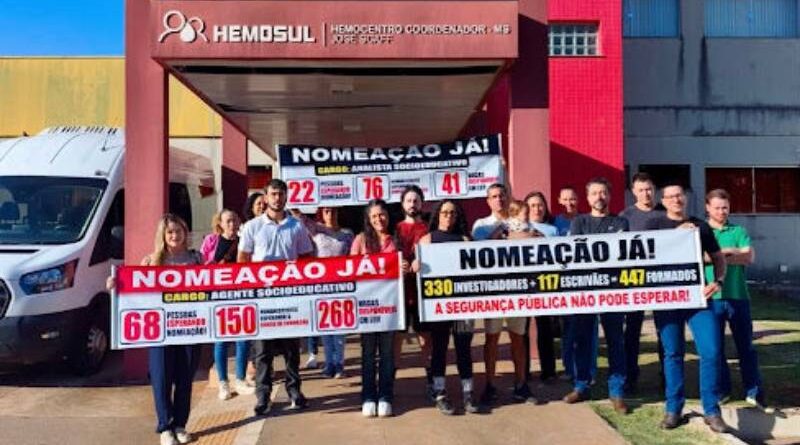 Aprovados na PCMS devem enfrentar 6 meses de espera por nomeação após governador adiar convocação para 2027; Comissão organiza mobilizações Aprovados na PCMS devem enfrentar 6 meses de espera por nomeação após governador adiar convocação para 2027; Comissão organiza mobilizações