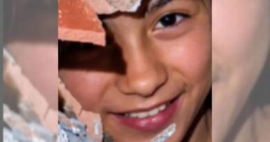 Menina é resgatada sorrindo em meio aos escombros de terremotos na Venezuela Menina é resgatada sorrindo em meio aos escombros de terremotos na Venezuela