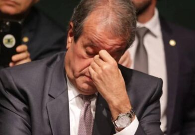 Dino lista 17 municípios de 5 estados em emendas ligadas a Valdemar Dino lista 17 municípios de 5 estados em emendas ligadas a Valdemar