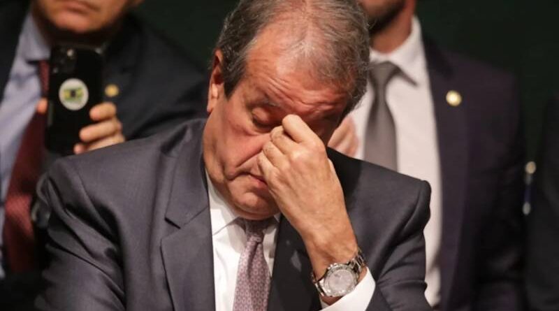 Dino lista 17 municípios de 5 estados em emendas ligadas a Valdemar Dino lista 17 municípios de 5 estados em emendas ligadas a Valdemar