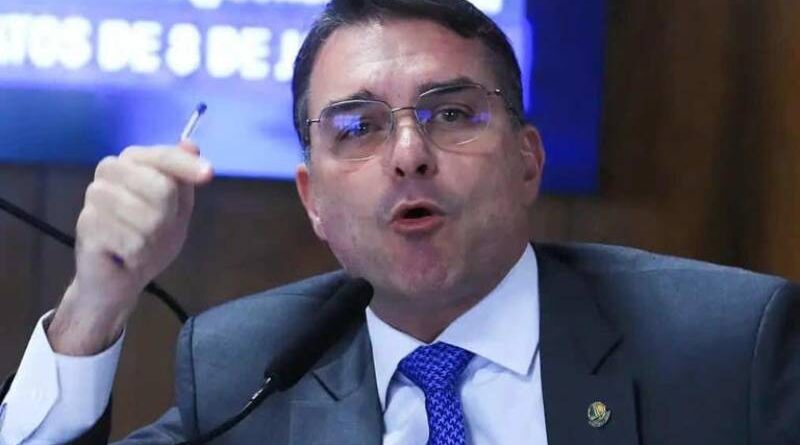 Jornalista perde a paciência com Flávio Bolsonaro: “Você é o puro suco do sistema”