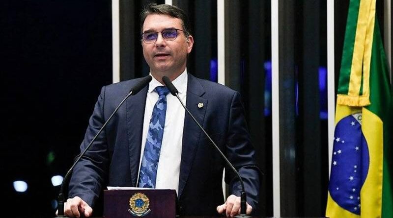 Lulinha aciona Justiça contra Flávio Bolsonaro