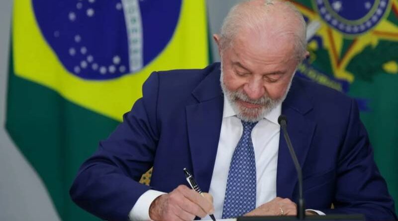 Lula sanciona MP do Frete para caminhoneiros; entenda o que muda
