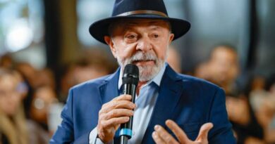 Lula fala em urânio e diz que país não pode andar de “cabeça baixa”