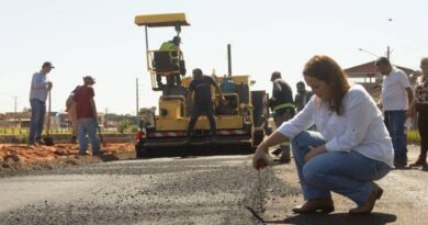 TCE vê irregularidades e suspende 4 lotes de pacotão de asfalto de Adriane Lopes