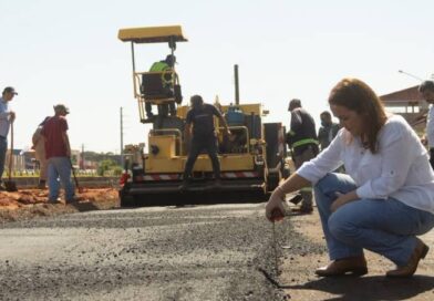 TCE vê irregularidades e suspende 4 lotes de pacotão de asfalto de Adriane Lopes