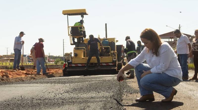 TCE vê irregularidades e suspende 4 lotes de pacotão de asfalto de Adriane Lopes