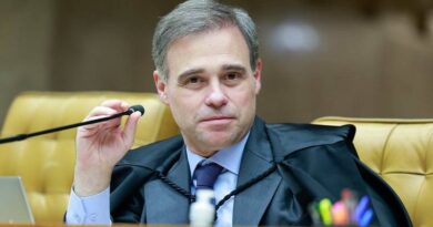 Mendonça apresenta notas fiscais para rebater suspeita de presente de Vorcaro