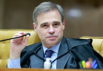 Mendonça apresenta notas fiscais para rebater suspeita de presente de Vorcaro