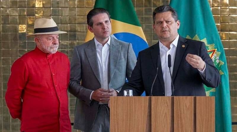 Mensagens sugerem que Motta negociou emenda em projeto para beneficiar Master