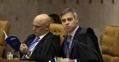 Mendonça cita Moraes nove vezes em decisão para afastar diretor da PF