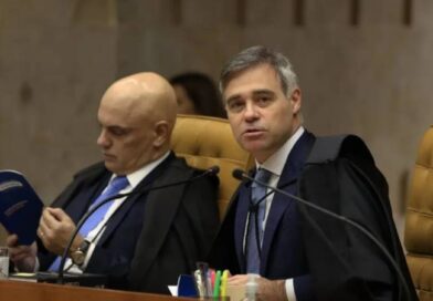 Mendonça cita Moraes nove vezes em decisão para afastar diretor da PF