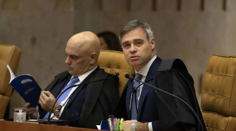 Mendonça cita Moraes nove vezes em decisão para afastar diretor da PF