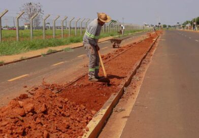 Prefeitura alega falta de recurso e para obra de melhoria em calçada e ciclovia no Santa Emília