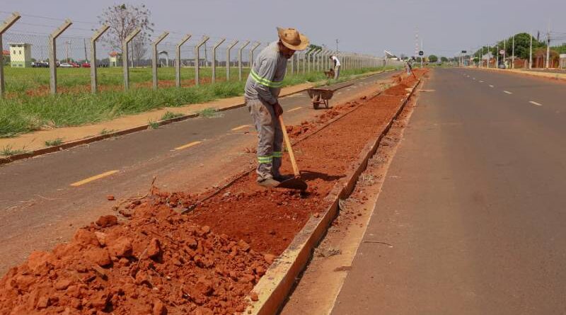 Prefeitura alega falta de recurso e para obra de melhoria em calçada e ciclovia no Santa Emília