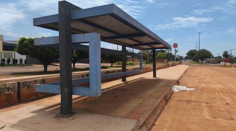 Após R$ 130 milhões e 14 anos corredor de ônibus terá ponto que nem protege da chuva