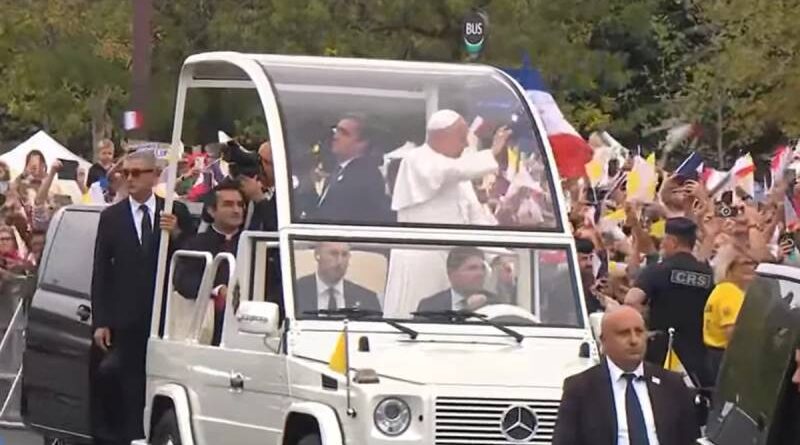 Em visita, Papa Leão XIV celebra missa e reúne 800 mil pessoas em Paris