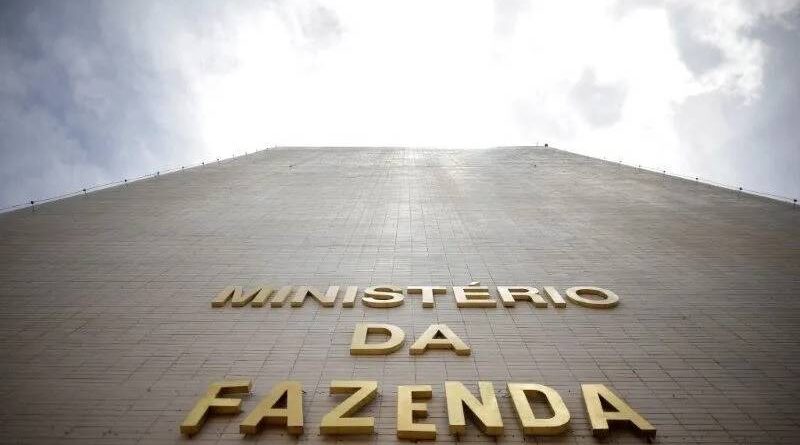 Governo reduz previsão do PIB para 2% em 2026, com pressão dos juros