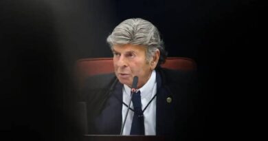 Fux pede acesso a processos contra Jair Bolsonaro no STF