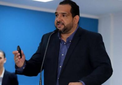 Vereador prevê cassação de Adriane e secretário culpa combate à corrupção por buracos nas ruas
