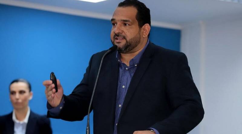 Vereador prevê cassação de Adriane e secretário culpa combate à corrupção por buracos nas ruas