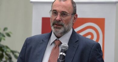 Mulher de ministro do TSE curte publicação de ator contra Flávio Bolsonaro