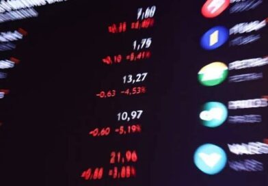 Ibovespa cai pela 4ª sessão e fica abaixo dos 170 mil pontos; dólar sobe