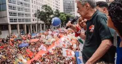 Ato pró-Lula reúne milhares de estudantes e apoiadores na Candelária, no RJ