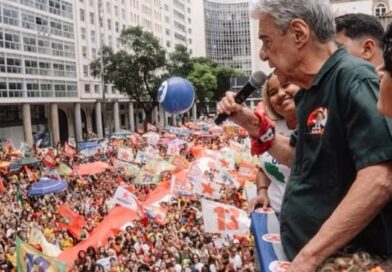 Ato pró-Lula reúne milhares de estudantes e apoiadores na Candelária, no RJ