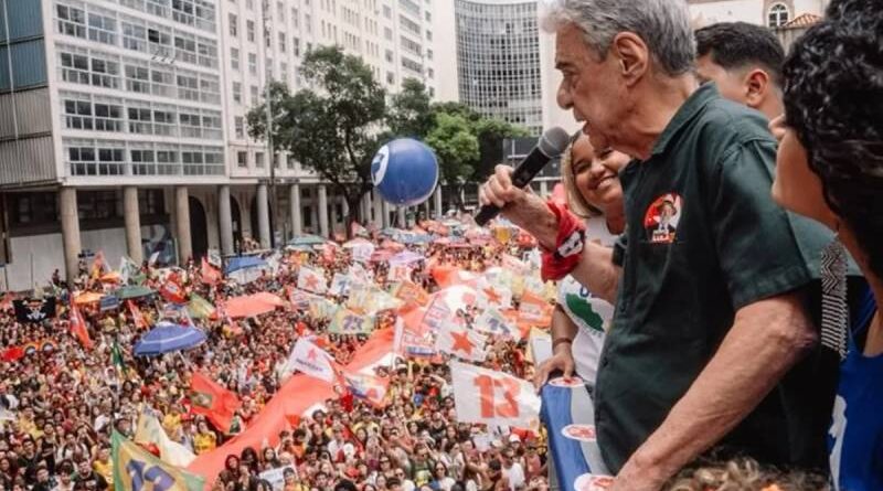 Ato pró-Lula reúne milhares de estudantes e apoiadores na Candelária, no RJ