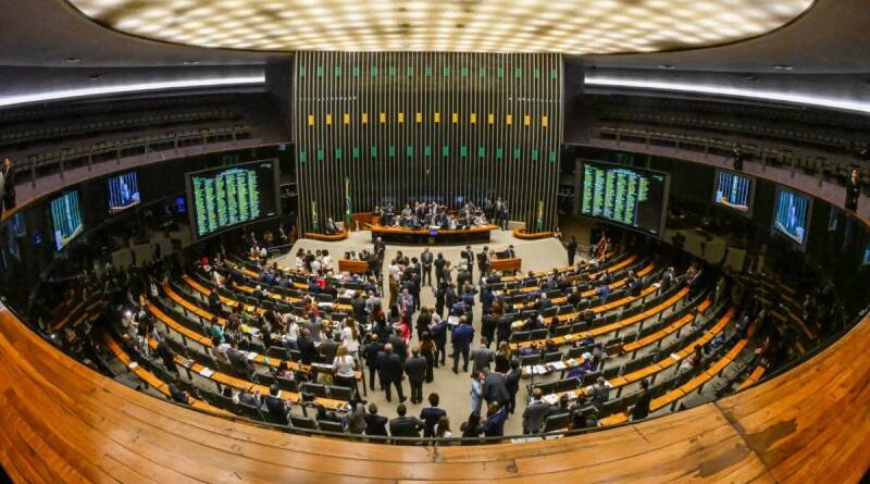 Voto distrital misto divide Centrão e oposição e ganha força no Congresso