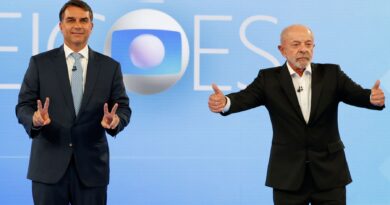 Debate na Globo começa com propostas, mas encerra em troca mútua de acusações entre Lula e Flávio Bolsonaro