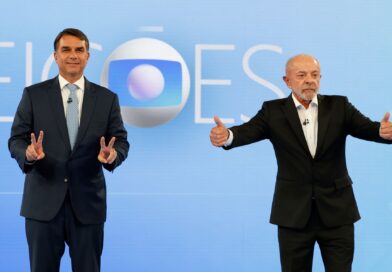 Debate na Globo começa com propostas, mas encerra em troca mútua de acusações entre Lula e Flávio Bolsonaro