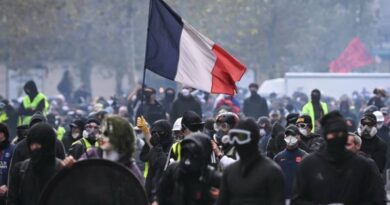 Lojas de luxo são saqueadas durante protestos na França