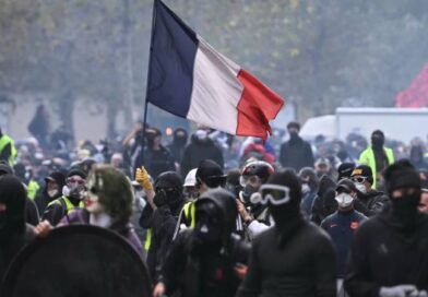 Lojas de luxo são saqueadas durante protestos na França