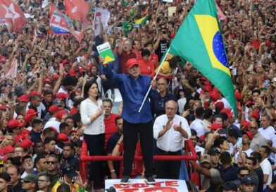 Lula é reeleito presidente do Brasil em virada histórica
