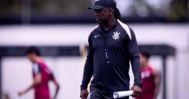 Sem Seedorf, Corinthians tenta se afastar do Z4 diante do Vitória